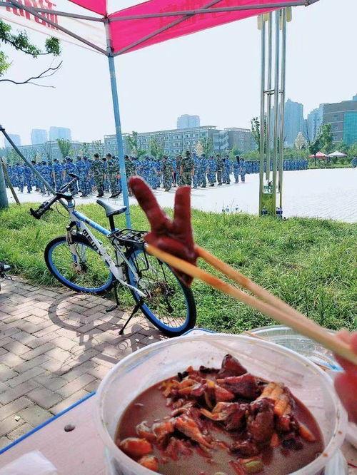 热心的吃瓜群众 军训,热心吃瓜群众围观青春蜕变